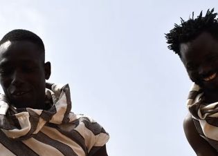 Gros plan sur les danseurs de Ladji Koné, chorégraphe Hip hop du Burkina Faso