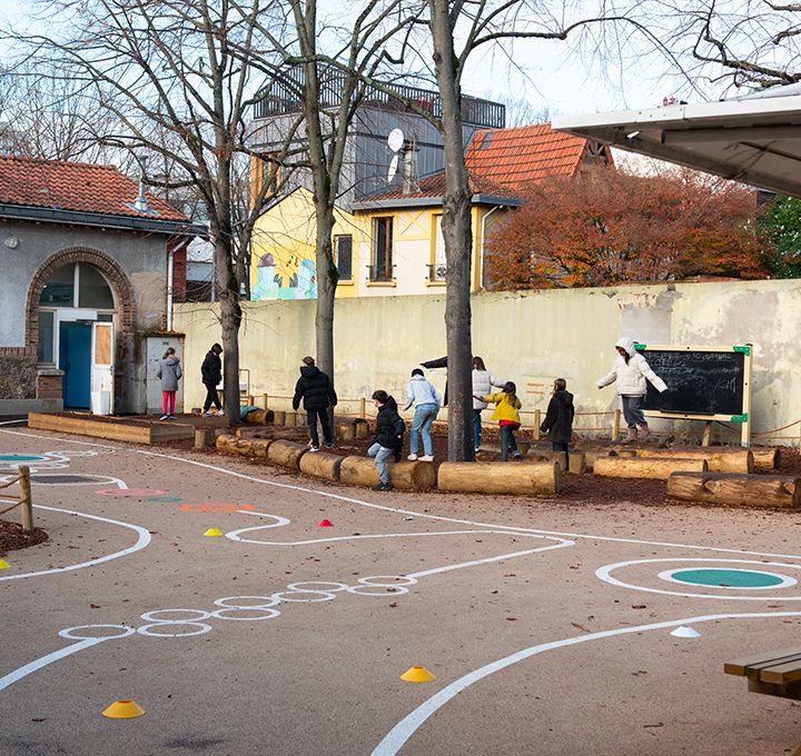 Des écoliers jouent dans la cour de l'école Ferry