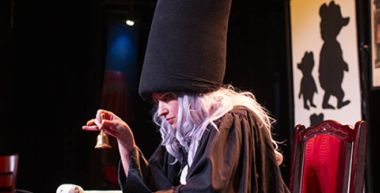 Sur scène, une sorcière joue les voyantes