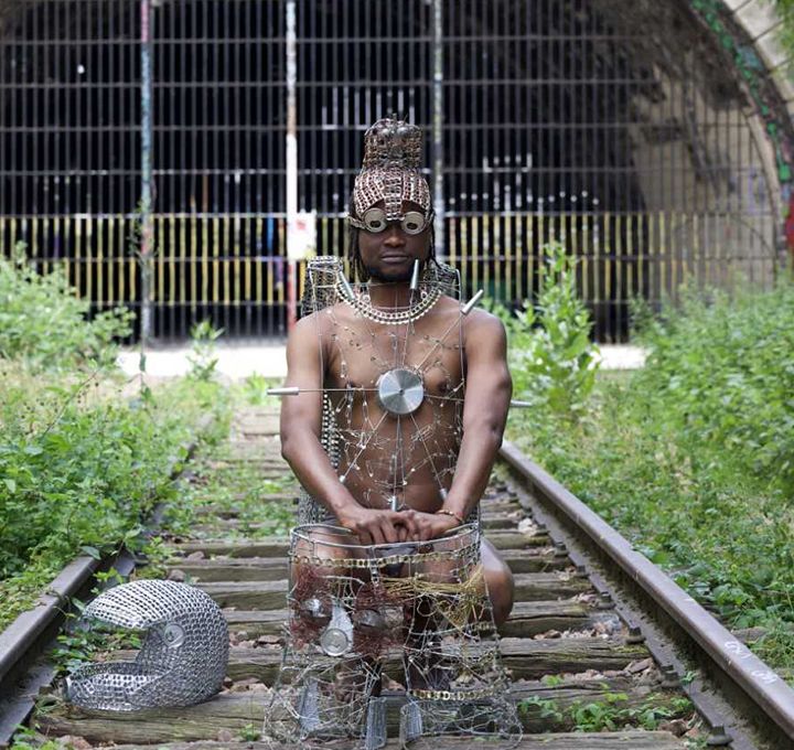 l'artiste habillé de fil et métal recyclé