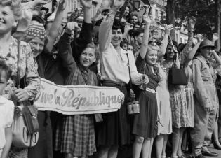 Photo de Jean Roubier représentant un public de femmes lors de la Libération