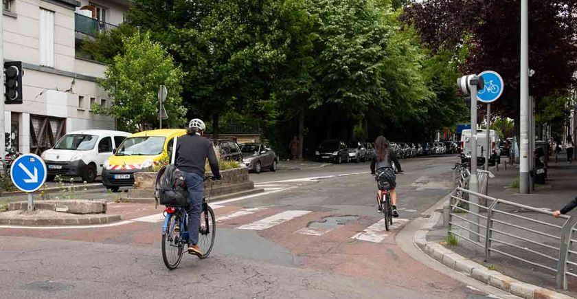Deux cyclistes empruntent l'avenue Gambetta à Bagnolet