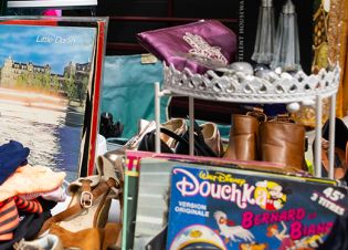 Vieux disques Disco, chaussures et fripes sur un stand de brocante