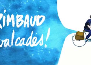 L'affiche du spectacle Rimbaud Cavalcades ! représente un personnage sur un vélo avec une sacoche à l'arrière qui tire une bulle de ciel étoilé en dessin façon aquarelle