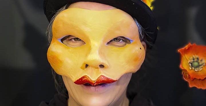 Une comédienne porte le masque du personnage Scrooge