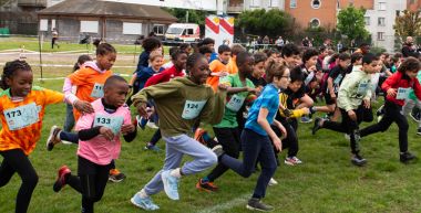 Au stade, les enfants s'élancent pour la course des Foulées de 8 mai à Bagnolet