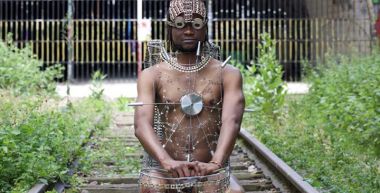 l'artiste habillé de fil et métal recyclé