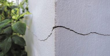 gros plan sur une fissure sur le mur d'une maison