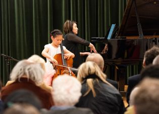 Une très jeune lauréate venue du Japon joue du violoncelle lors du Concert des lauréats au Conservatoire slave de musique