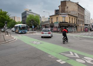 Bus, cycliste et automobile se croisent dans le quartier Les Coutures