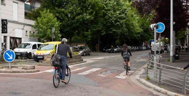Deux cyclistes empruntent l'avenue Gambetta à Bagnolet