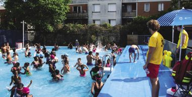 Le bassin de BajoPlage est bondé d'enfants