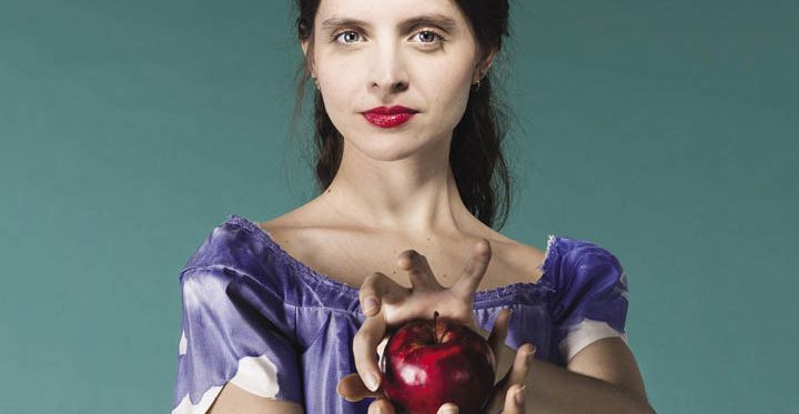 Une actrice en Blanche Neige et sa pomme