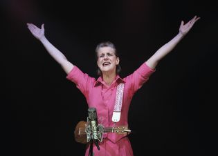 La musicienne et humoriste Claire Méchin sur scène avec son ukulélé