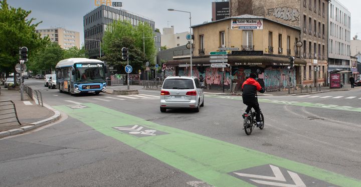 Bus, cycliste et automobile se croisent dans le quartier Les Coutures