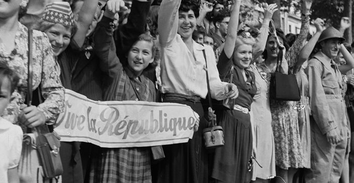 Photo de Jean Roubier représentant un public de femmes lors de la Libération
