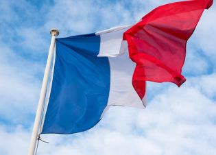 Le drapeau français flotte dans le ciel
