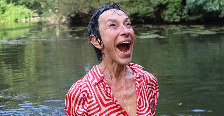 La joie se lit sur le visage de la danseuse Bénédicte Charpiat après une baignade en rivière