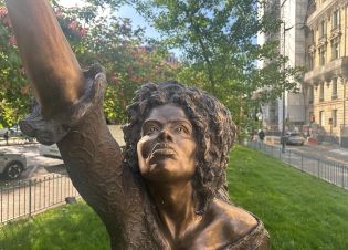 Détail de la statue de Solitude à Paris