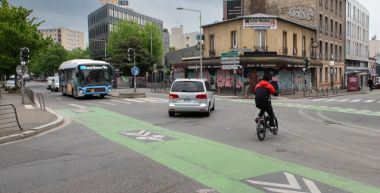 Bus, cycliste et automobile se croisent dans le quartier Les Coutures