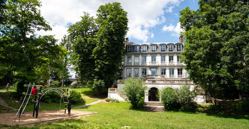 Vue du château de l'Etang depuis le parc