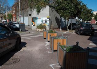 Des jardinières ont été installées à un carrefour pour le piétoniser