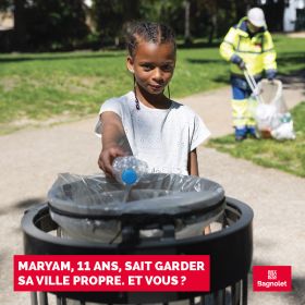 Une jeune Bagnoletaise jette une bouteille plastique dans une corbeille de rue