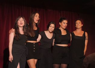 Les cinq comédiennes sur scène