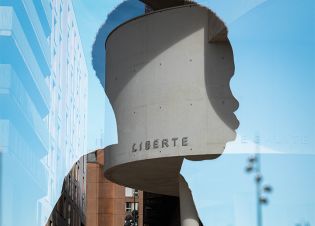 Profil d'un jeune garçon en transparence avec le mot liberté