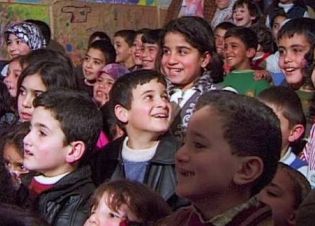 Groupe d'enfants de Chatila souriants