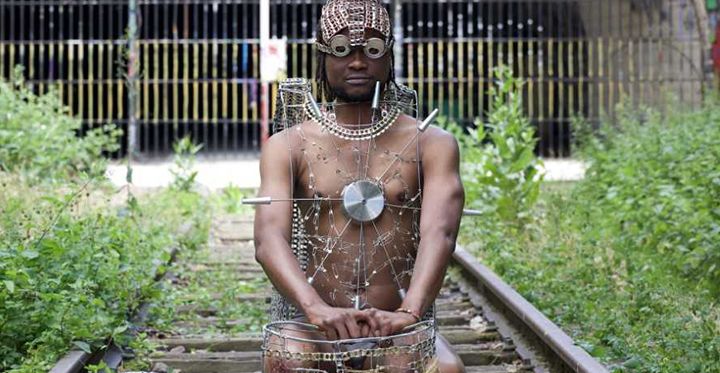 l'artiste habillé de fil et métal recyclé