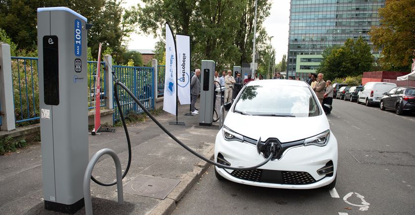 Une voiture est garée à une borne de recharge électrique