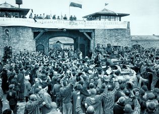 Joie et acclamations à la libération d'un camps de déportés