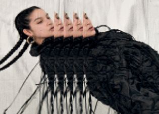 Une jeune danseuse de hip hop en mouvement