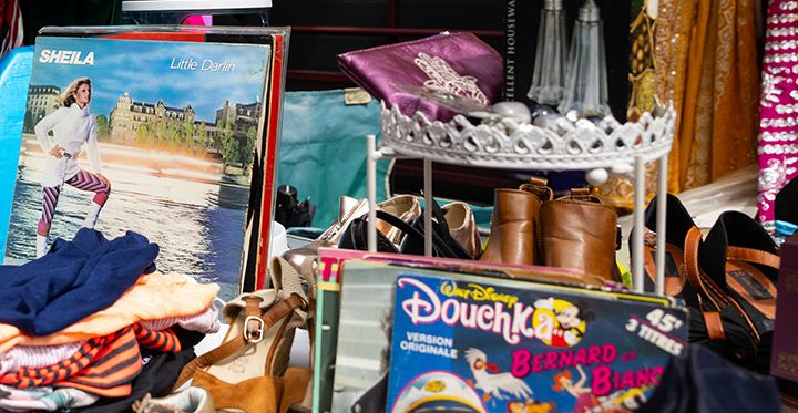Vieux disques Disco, chaussures et fripes sur un stand de brocante