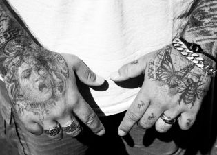 Gros plan sur des mains tatouées