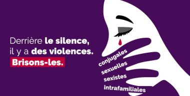 Illustration : profil d'une femme, main devant la bouche, larme de sang