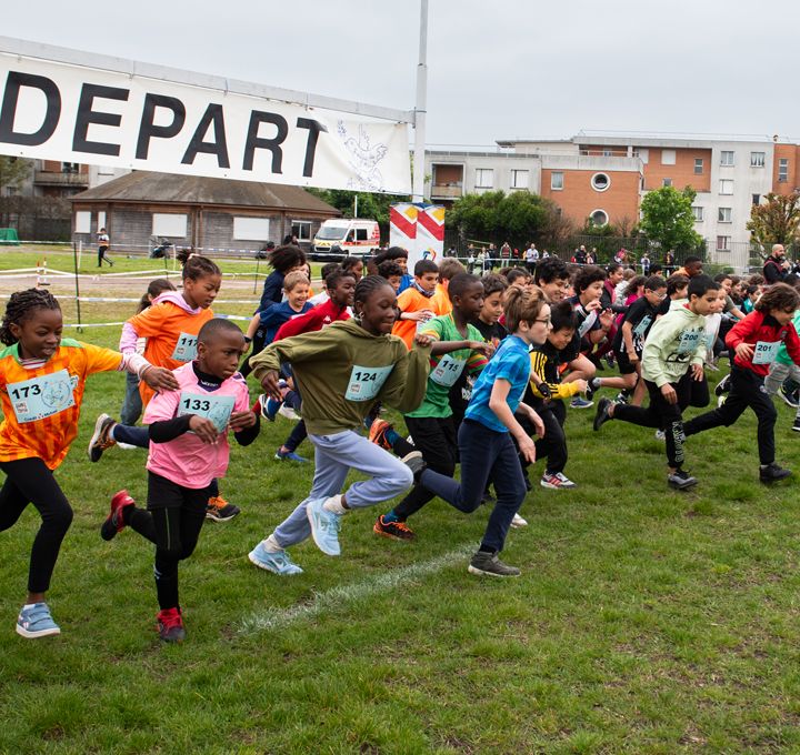 Au stade, les enfants s'élancent pour la course des Foulées de 8 mai à Bagnolet