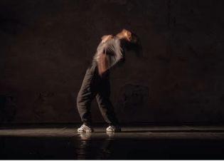 Le danseur Yaël Réunif sur scène