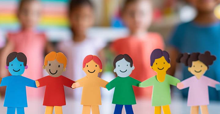 ribambelle multicolore d'enfants en papier