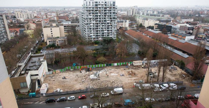 Vue aérienne de la démolition de l'école Langevin