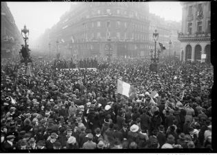 Place de l'Opéra le 11 novembre 1918
