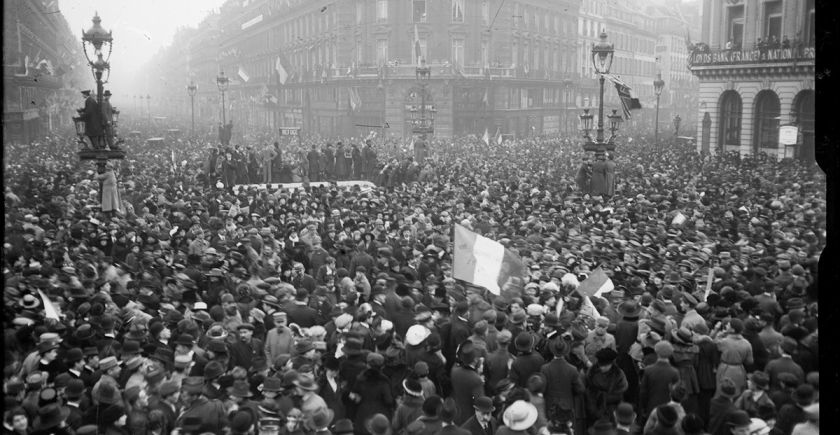 Place de l'Opéra le 11 novembre 1918