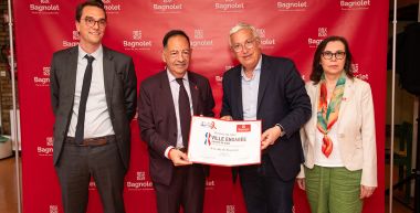 Jean-Luc Romero, président de l’association et adjoint à la maire de Paris en charge des droits humains, a remis officiellement le label à Tony Di Martino, maire de Bagnolet, accompagné des élus Yalana Dino et Grégoire De Lagasnerie,