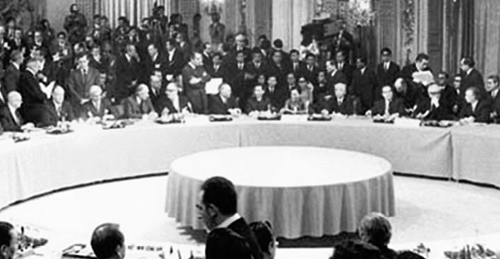 Le 18 mars 1962, à l'hôtel du Parc dans la ville d'Evian, dans une grande salle de réception les Accords dit d'Evian sont officiellement signés